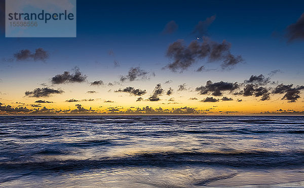 Goldener Sonnenuntergang über dem Meer; Kapaa  Kauai  Hawaii  Vereinigte Staaten von Amerika