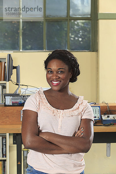 Lächelnder Ingenieurstudent in einem Elektronik-Klassenzimmer