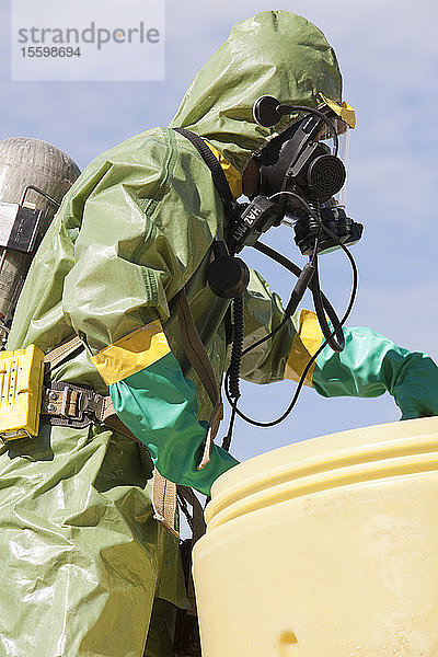 HazMat-Feuerwehrmann beim Schieben eines Bergungsfasses