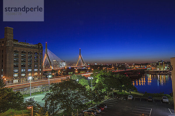 Beleuchtete Stadt in der Abenddämmerung  Leonard P. Zakim Bunker Hill Bridge  North End  Boston  Massachusetts  USA