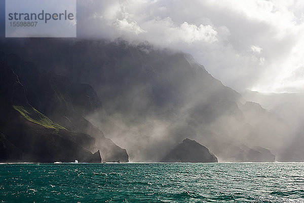 Das Sonnenlicht scheint durch den Nebel entlang der Na Pali Küste  Kalalu Valley; Kauai  Hawaii  Vereinigte Staaten von Amerika