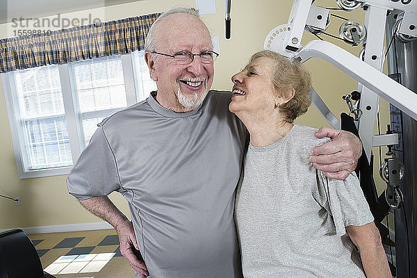 Lächelndes Seniorenpaar in der Turnhalle.