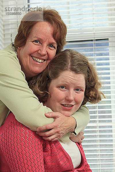 Porträt einer jungen Frau mit Autismus und ihrer Mutter