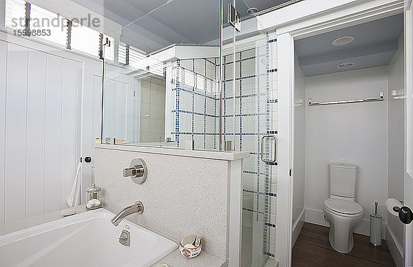 Badezimmer  wassersparende Toilette und Badewanne in einem Green Technology Home