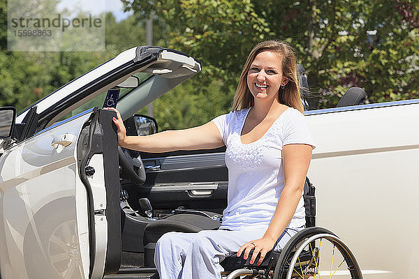 Frau mit einer Rückenmarksverletzung in ihrem Rollstuhl und beim Einsteigen in ihr adaptives Fahrzeug