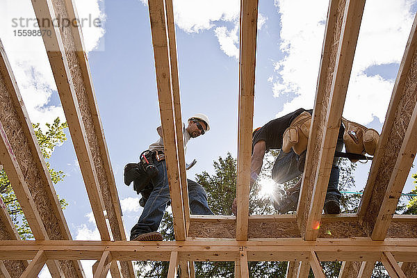 Zimmerleute arbeiten im zweiten Stock eines Hauses