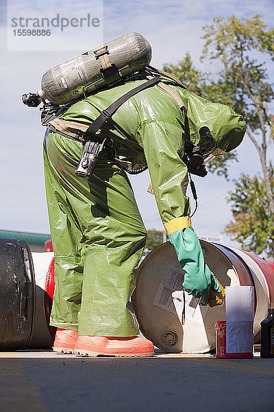 HazMat-Feuerwehrmann mit Messgerät zur Überprüfung der Gaskonzentration