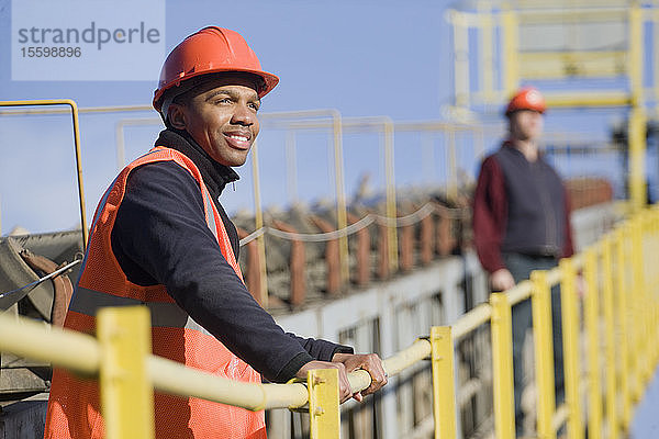 Ingenieure auf einem Förderband auf einer Baustelle