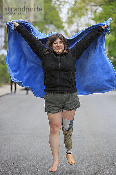 Mädchen mit Presthitic Bein in einer Parade