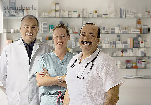 Ein Team von drei Ärzten lächelt in die Kamera