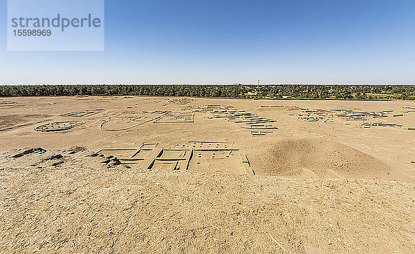 Luftaufnahme der antiken Stadt Kerma  datiert auf 2400 v. Chr.  von der Spitze des westlichen Deffufa-Tempels aus Lehmziegeln aus gesehen; Kerma  Nordstaat  Sudan