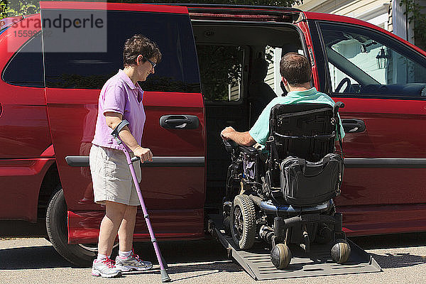 Ehepaar mit Cerebralparese steigt in ein adaptives Fahrzeug ein