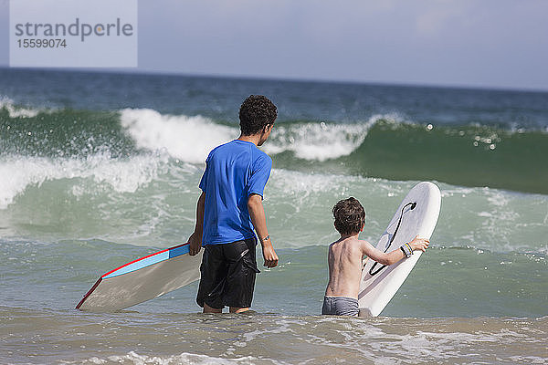 Zwei Brüder beim Surfen auf dem Meer