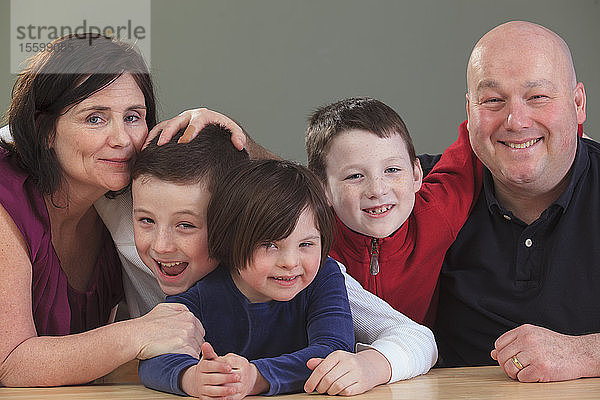 Familie mit zwei Söhnen und einer Tochter mit Down-Syndrom hat Spaß