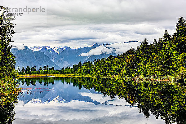 Matheson Lake mit Blick auf die Südalpen; Südinsel  Neuseeland