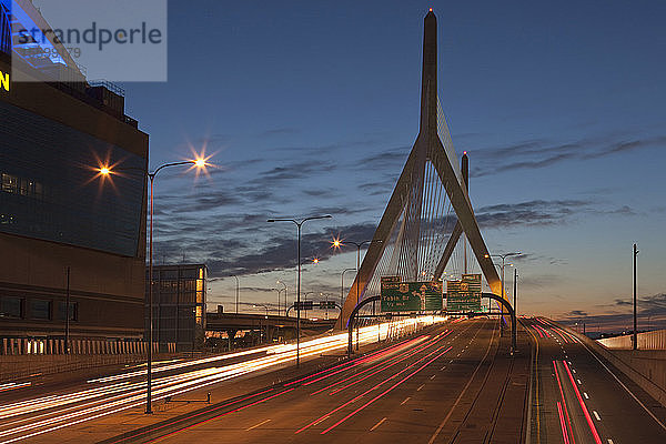 Brücke in der Abenddämmerung  Leonard P. Zakim Bunker Hill Bridge  Boston  Massachusetts  USA