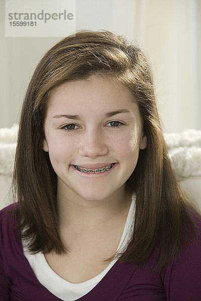 Porträt eines lächelnden Mädchens im Teenageralter