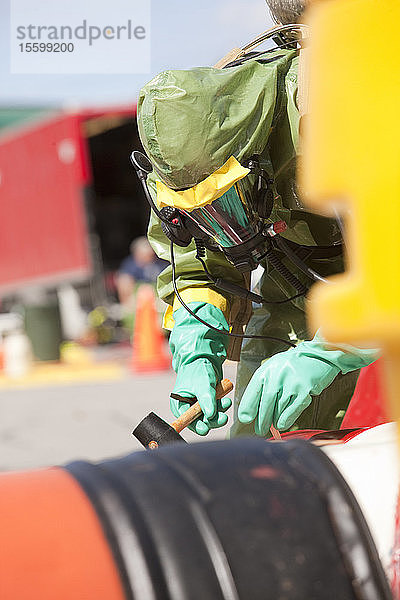 HazMat-Feuerwehrmann beim Verschließen eines Fasses