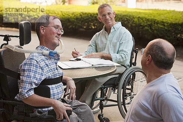 Geschäftsleute mit Behinderungen erledigen Papierkram