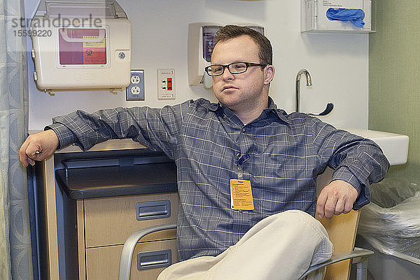Krankenhaushelferin mit Down-Syndrom entspannt sich bei der Arbeit im Büro
