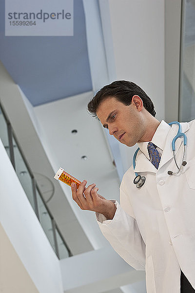 Arzt prüft eine Pillenflasche