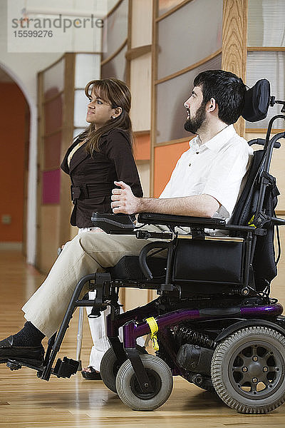 Seitenansicht eines Mannes mit zerebraler Lähmung und einer Frau.