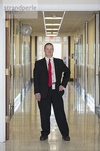 Mann mit Down-Syndrom steht im Bürokorridor des State Capitol