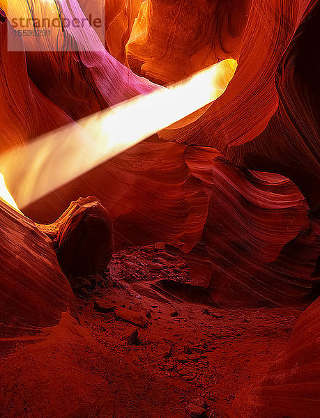 Lower Antelope Canyon mit einem Sonnenstrahl  der durch ein Loch scheint; Arizona  Vereinigte Staaten von Amerika