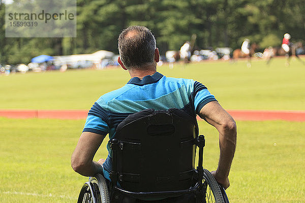 Mann mit Rückenmarksverletzung sieht Polo