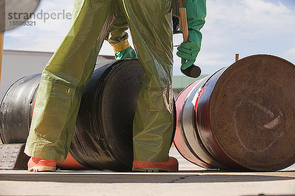 HazMat-Feuerwehrmann beim Verschließen eines Fasses