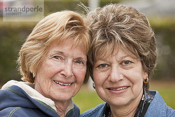 Porträt von zwei lächelnden Frauen