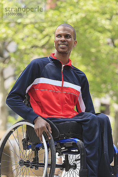 Mann im Rollstuhl  der an Spinaler Meningitis erkrankt war  bewegt sich unabhängig in der Stadt
