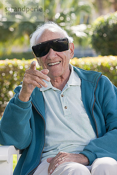 Älterer Mann mit dunkler Katarakt-Brille