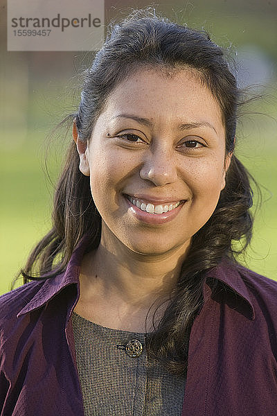 Porträt einer lächelnden hispanischen Frau