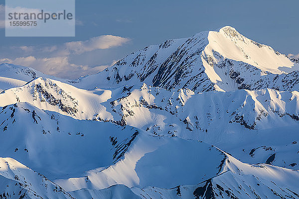 Abendsonne und Schatten in der östlichen Alaska Range; Alaska  Vereinigte Staaten von Amerika