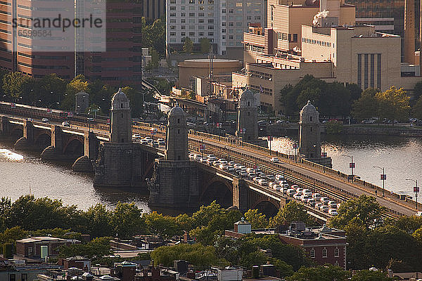 Blick von oben auf eine Brücke über einen Fluss  Longfellow Bridge  Charles River  Boston  Suffolk County  Massachusetts  USA