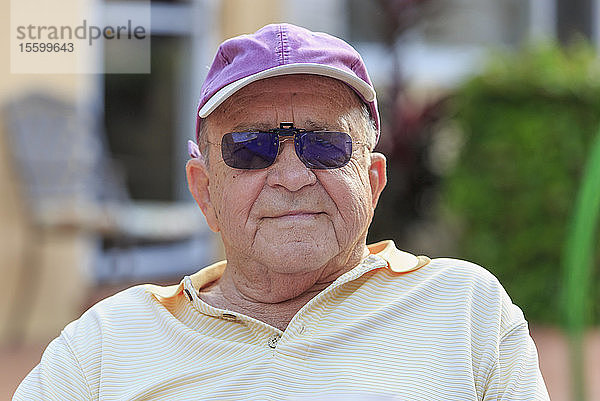 Porträt eines glücklichen älteren Mannes mit Sonnenbrille