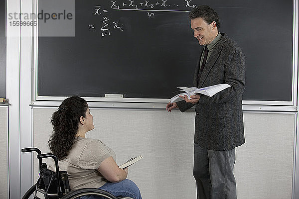 Professor und Student mit Spina Bifida in einem Klassenzimmer