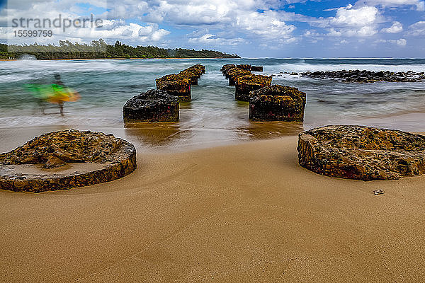 Anahola Beach Pier mit der Unschärfe eines Surfers; Kauai  Hawaii  Vereinigte Staaten von Amerika