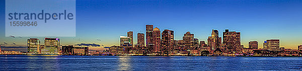Die Skyline von Boston bei Sonnenuntergang  gesehen von East Boston  Massachusetts  USA