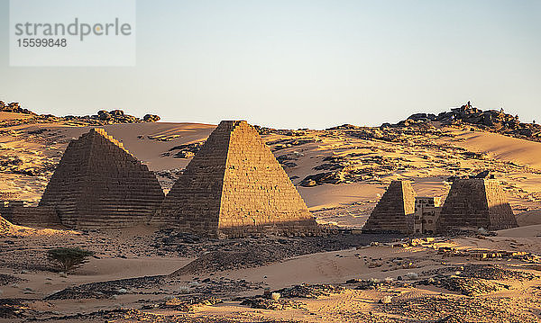 Pyramiden im Nordfriedhof von Begarawiyah  der 41 königliche Pyramiden der Monarchen enthält  die zwischen 250 v. Chr. und 320 n. Chr. das Königreich von Kusch regierten; Meroe  Nordstaat  Sudan