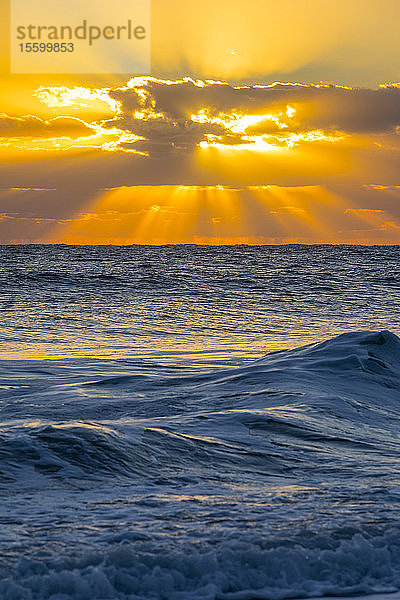 Sonnenaufgang über dem Atlantischen Ozean vor der Küste von Florida; Florida  Vereinigte Staaten von Amerika