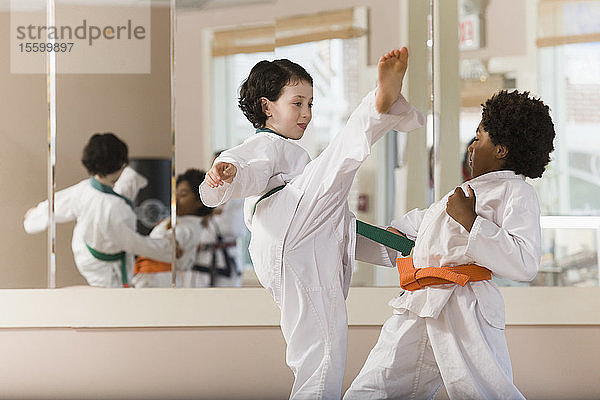 Seitenprofil von zwei Mädchen  die Karate üben