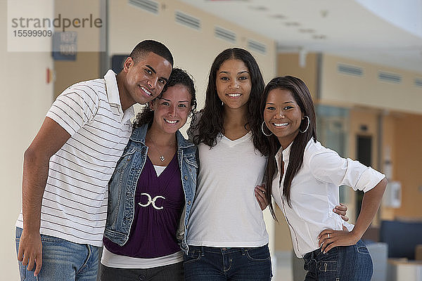 Porträt von vier lächelnden Universitätsstudenten