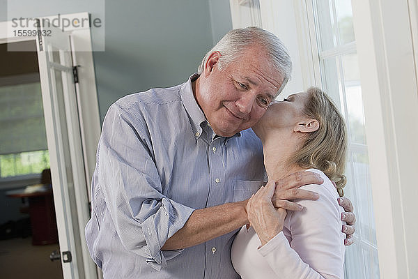 Älteres Paar beim Romanzen