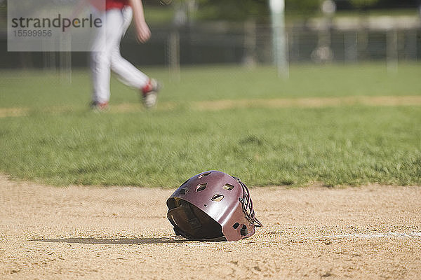 Baseballhelm auf einem Baseballfeld