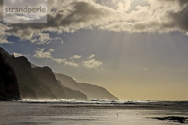 Sonnenlicht an der Na Pali-Küste am Ke'e Beach; Kauai  Hawaii  Vereinigte Staaten von Amerika
