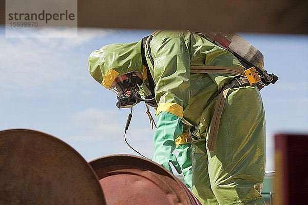 HazMat prüft ein Chemikalienfass der Feuerwehr