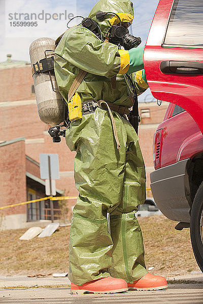 HazMat-Feuerwehrmann holt Material aus einem Lastwagen