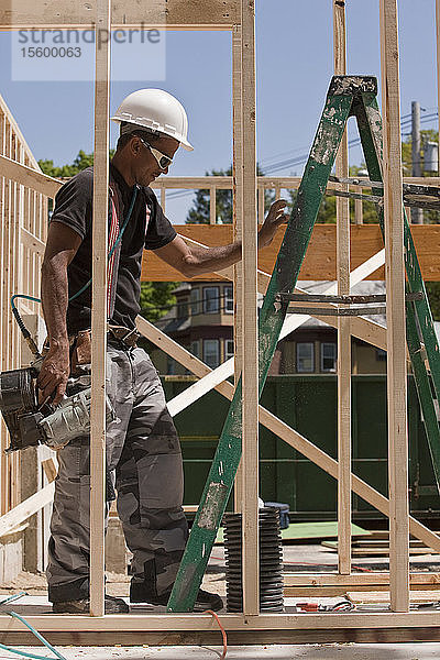 Schreiner bei der Arbeit auf einer Baustelle